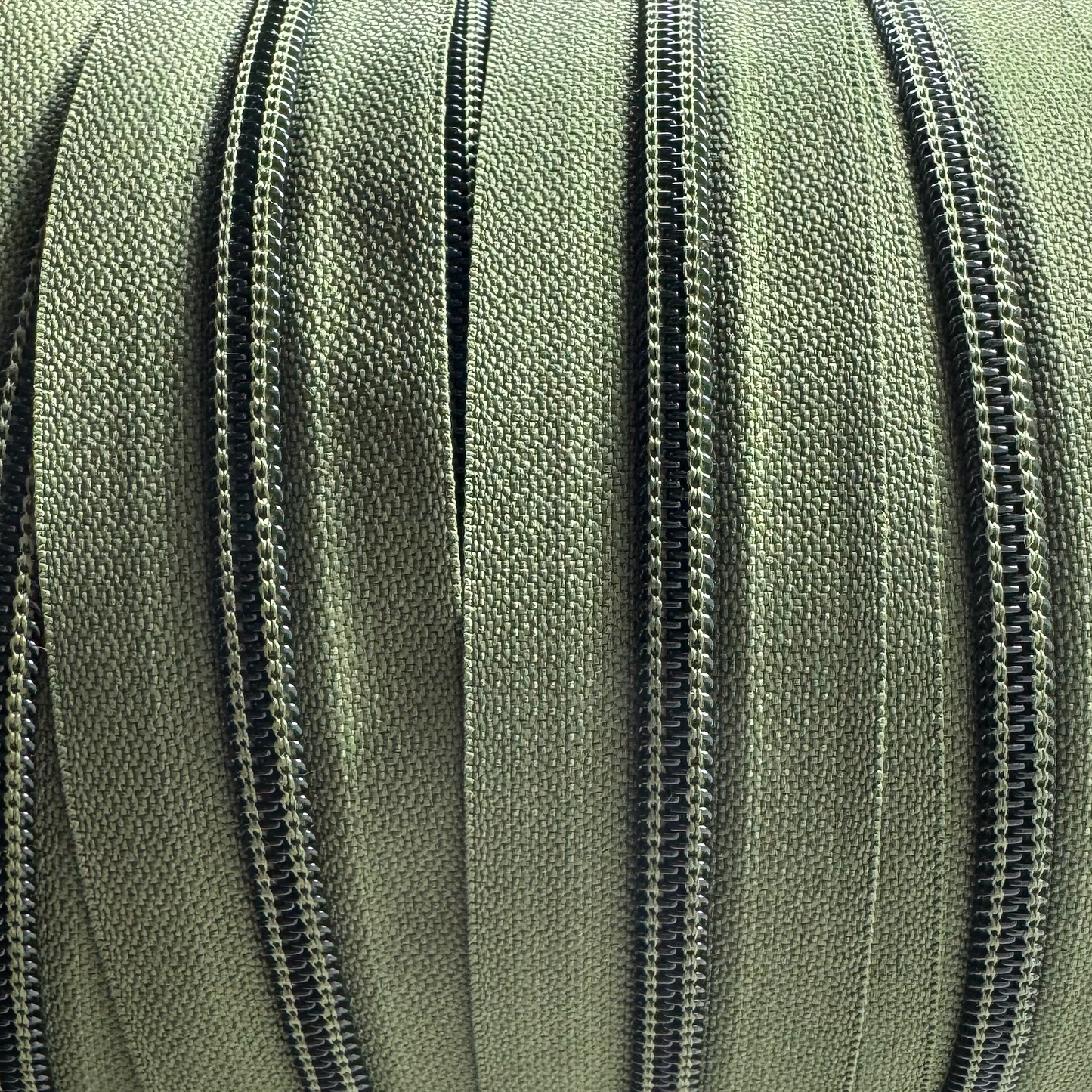 #8 コイル YKK® ジッパー バイ ザ ヤード (ヤードごとに販売)