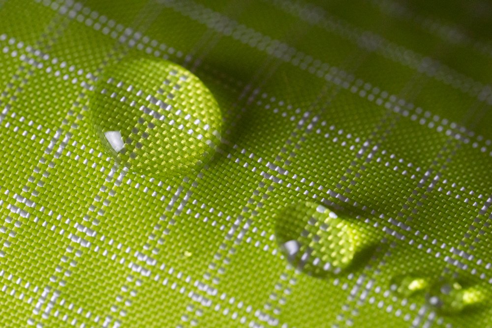 UltraGrid™: tejido de rejilla de nailon 100 % reciclado con doble Ultra Ripstop (se vende por pie)