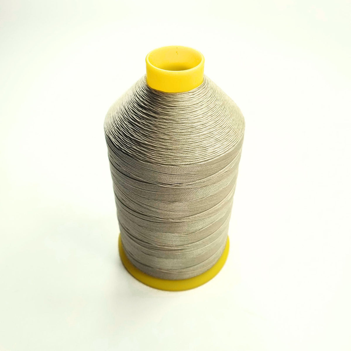 Conos de 10 oz de hilo de nailon reforzado Strongbond 40 (se venden por cada uno)