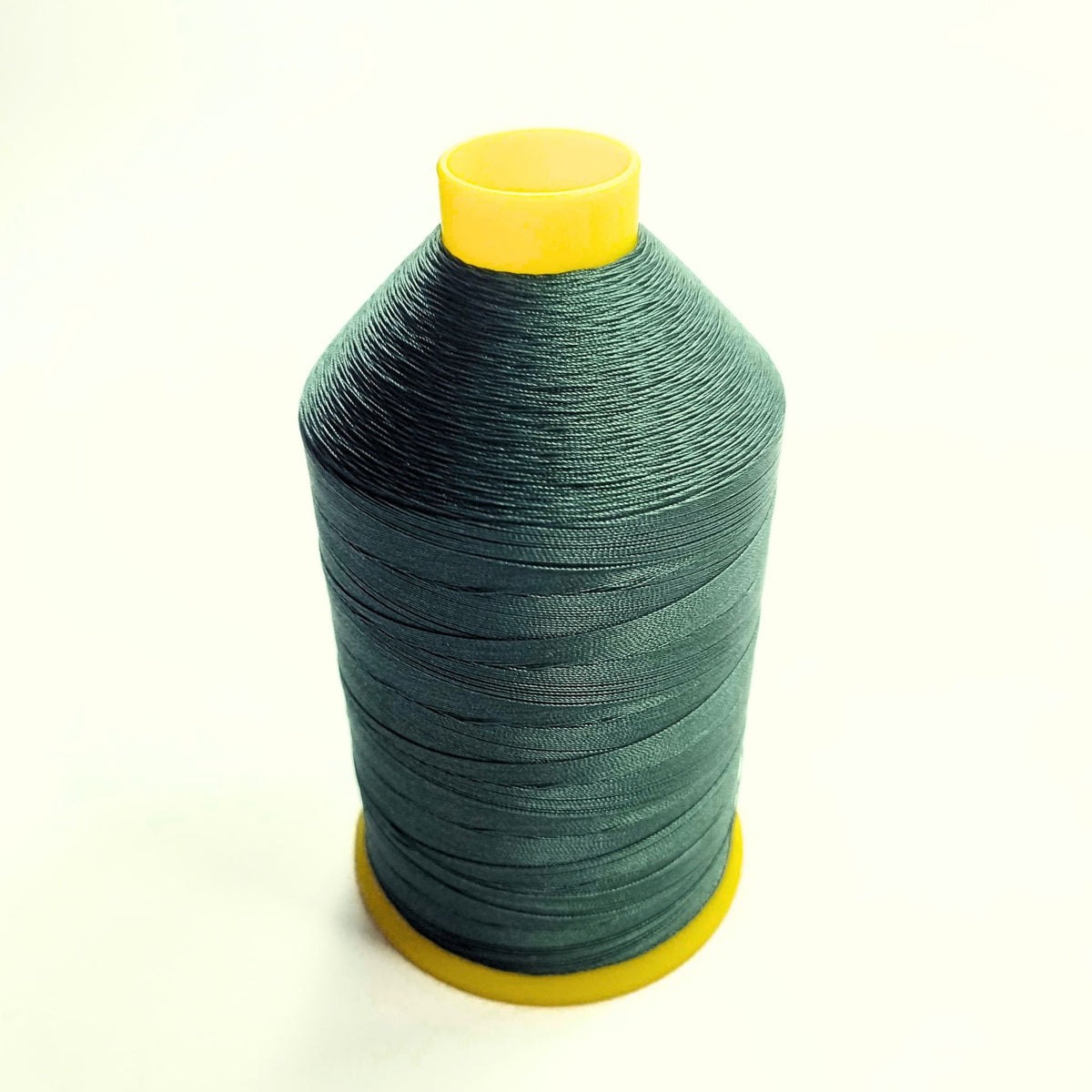 Conos de 10 oz de hilo de nailon reforzado Strongbond 40 (se venden por cada uno)