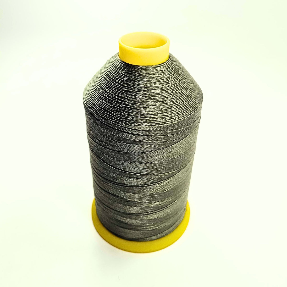 Conos de 10 oz de hilo de nailon reforzado Strongbond 40 (se venden por cada uno)